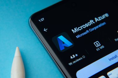 Dhaka, Bangladeş - 17 Mart 2025: Google Playstore 'dan Microsoft Azure uygulaması akıllı telefon ekranında gösteriliyor.