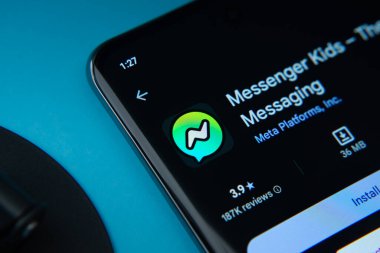 Dhaka, Bangladeş - 17 Mart 2025: Google Playstore 'dan kurye çocuk uygulaması akıllı telefon ekranında gösteriliyor.