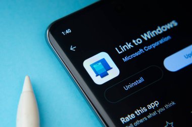 Dhaka, Bangladeş - 17 Mart 2025: Google Playstore 'daki pencere uygulaması akıllı telefon ekranında görüntülenir.