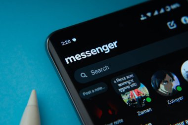Dhaka, Bangladeş - 17 Mart 2025: Habercinin uygulaması akıllı telefon ekranında gösteriliyor.