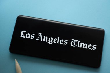 Dhaka, Bangladeş - 17 Mart 2025: Los Angeles Times 'ın logosu akıllı telefon ekranında gösteriliyor.