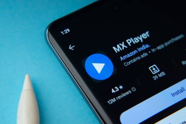 Dhaka, Bangladeş - 17 Mart 2025: Google Playstore 'dan mx oynatıcı uygulaması bir akıllı telefon ekranında gösterilir.
