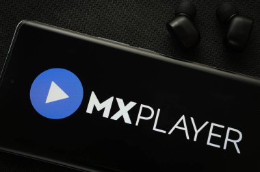 Dhaka, Bangladeş - 17 Mart 2025: MX Player 'ın logosu akıllı telefon ekranında gösteriliyor.