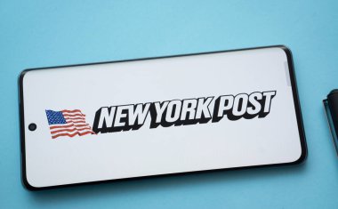 Dhaka, Bangladeş - 17 Mart 2025: New York Post 'un logosu akıllı telefon ekranında sergileniyor.