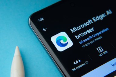 Dhaka, Bangladeş - 17 Mart 2025: Google Playstore 'un mikrosoft kenar uygulaması akıllı telefon ekranında gösterilir.