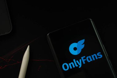 Dhaka, Bangladeş - 17 Mart 2025: Tek hayranların logosu akıllı telefon ekranında sergileniyor.