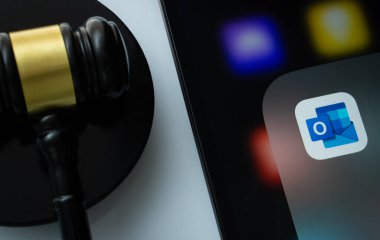 Dhaka, Bangladeş - 17 Mart 2025: Bir yargıcın tokmağının yanında mikrosoft görüntü uygulamasını gösteren bir iPad ekranının yakın çekimi.