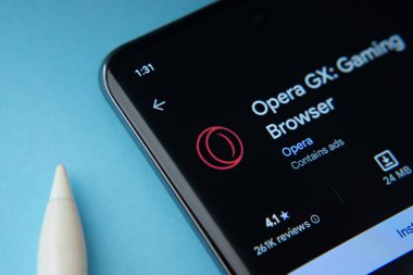 Dhaka, Bangladeş - 17 Mart 2025: Google Playstore 'daki Opera GX uygulaması akıllı telefon ekranında gösteriliyor.
