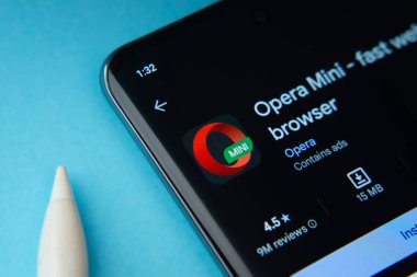 Dhaka, Bangladeş - 17 Mart 2025: Google Playstore 'dan Opera Mini uygulaması akıllı telefon ekranında gösteriliyor.