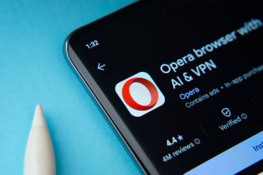 Dhaka, Bangladeş - 17 Mart 2025: Google Playstore 'daki Opera tarayıcı uygulaması akıllı telefon ekranında görüntülenir.