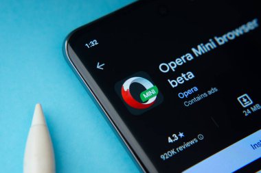 Dhaka, Bangladeş - 17 Mart 2025: Google Playstore 'dan opera mini tarayıcı beta uygulaması akıllı telefon ekranında görüntülenir.