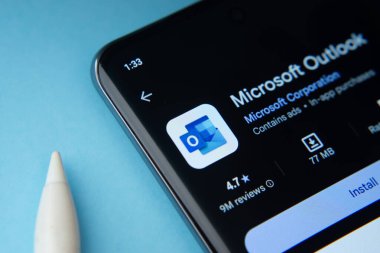 Dhaka, Bangladeş - 17 Mart 2025: Google Playstore 'un mikrosoft görünüm uygulaması akıllı telefon ekranında gösterilir.