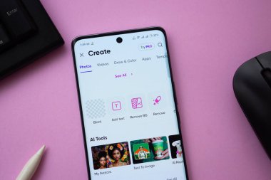 Dhaka, Bangladeş - 17 Mart 2025: Picsart logosu akıllı telefon ekranında gösteriliyor.