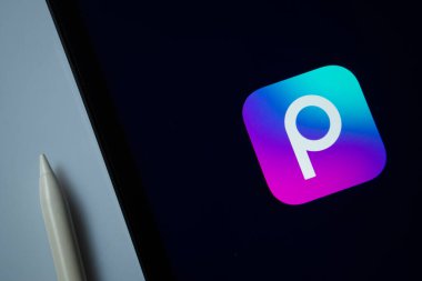 Dhaka, Bangladeş - 17 Mart 2025: Picsart uygulamasını gösteren bir iPad ekranına yakın plan.