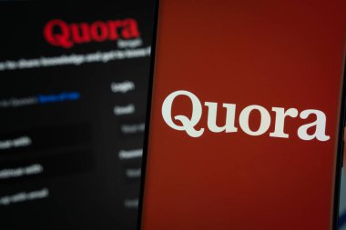 Dhaka, Bangladeş - 18 Mart 2025: Quora logosu akıllı telefon ekranında gösteriliyor ve web sitesi quora arka planda bir bilgisayar ekranında görülebiliyor.
