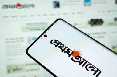 Dhaka, Bangladeş - 17 Mart 2025: Prothom alo 'nun logosu akıllı telefon ekranında gösteriliyor ve prothom alo web sitesi arka plandaki bilgisayar ekranında görülebiliyor.
