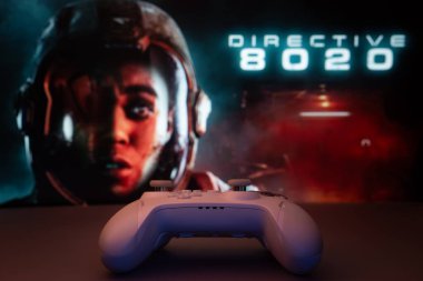 Dhaka, Bangladeş - 30 Nisan 2025: Arka planda talimat 8020 ile beyaz bir oyun alanı yakın plan görüntüsü.