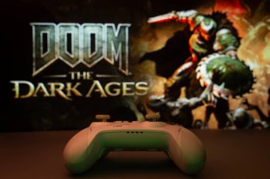 Dhaka, Bangladeş - 30 Nisan 2025: Arka planda Doom the Dark Ages (Karanlık Çağlar) adlı beyaz oyun alanının yakın çekimi.