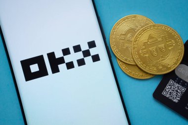 Dhaka, Bangladeş - 04 Nisan 2025: OKX logosu akıllı telefon ekranında sergilenmektedir. OKX ikinci en büyük kripto döviz platformu..