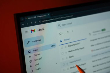 Dhaka, Bangladeş - 05 Mayıs 2025: Gmail 'in yakın çekim görüntüsü bir bilgisayar ekranında gösterildi.