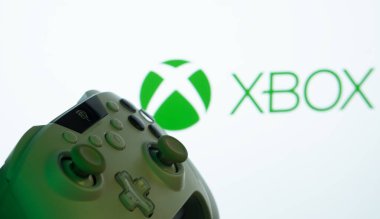 Dhaka, Bangladeş - 09 Mayıs 2025: Arka planda XBOX ekranda görünen beyaz bir oyun sahasına yakın plan.