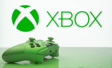 Dhaka, Bangladeş - 09 Mayıs 2025: Arka planda XBOX ekranda görünen beyaz bir oyun sahasına yakın plan.