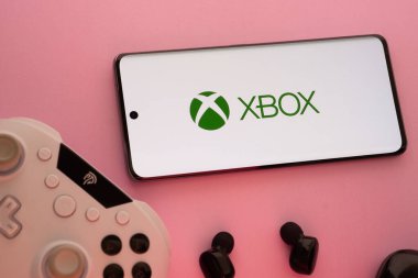 Dhaka, Bangladeş - 09 Mayıs 2025: Xbox logosu akıllı telefonda gösteriliyor.