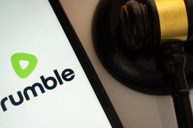 Dhaka, Bangladeş - 18 Mart 2025: Hakimin tokmağının yanında gürültü uygulamasını gösteren iPad ekranının yakın çekimi.