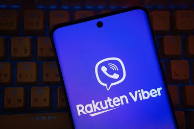 Dhaka, Bangladeş - 18 Mart 2025: Rakuten viber logosu akıllı telefon ekranında gösteriliyor.