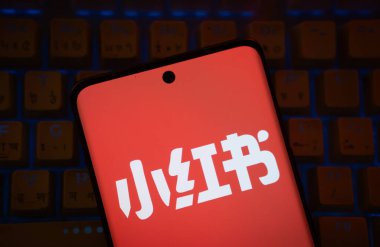 Dhaka, Bangladeş - 18 Mart 2025: Kırmızı notanın logosu akıllı telefon ekranında gösteriliyor.