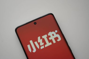 Dhaka, Bangladeş - 18 Mart 2025: Kırmızı notanın logosu akıllı telefon ekranında gösteriliyor.