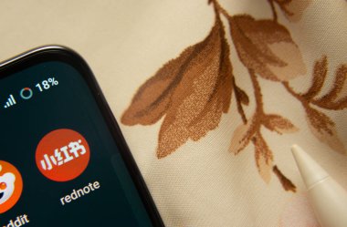 Dhaka, Bangladeş - 07 Mayıs 2025: Akıllı telefondan Rednote uygulama simgesi görüldü.
