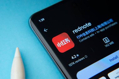 Dhaka, Bangladeş - 18 Mart 2025: Google Playstore 'un kırmızı nota uygulaması akıllı telefon ekranında gösteriliyor.