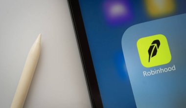 Dhaka, Bangladeş - 18 Mart 2025: Robinhood uygulamasını gösteren bir iPad ekranına yakın plan.