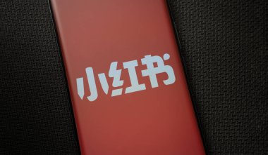 Dhaka, Bangladeş - 18 Mart 2025: Kırmızı notanın logosu akıllı telefon ekranında gösteriliyor.