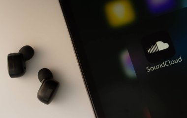 Dhaka, Bangladeş - 18 Mart 2025: Ses bulutu uygulamasını gösteren iPad ekranına yakın çekim.