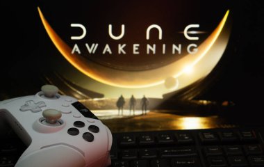 Dhaka, Bangladeş - 21 Mayıs 2025: Siluetli figürlerle bir denetleyici ve Dune Awakening ekranının yer aldığı bir video oyunu kurulumu.