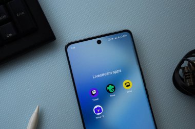 Dhaka, Bangladeş - 07 Mayıs 2025: Twitch, Trovo, DLive ve Nimo TV uygulama simgesi akıllı telefondan görüldü.