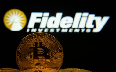 Dhaka, Bangladeş - 12 Haziran 2025: Fidelity Investments logosu arka planda görünen Bitcoin paralarının yakın çekimi.