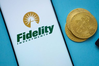 Dhaka, Bangladeş - 12 Haziran 2025: Bitcoin yakınlarındaki akıllı telefon ekranında Fidelity Investments logosu ve mavi arkaplanda QR kodu.