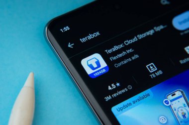 Dhaka, Bangladeş - 19 Mart 2025: Google Playstore 'daki Terabox uygulaması akıllı telefon ekranında gösteriliyor.