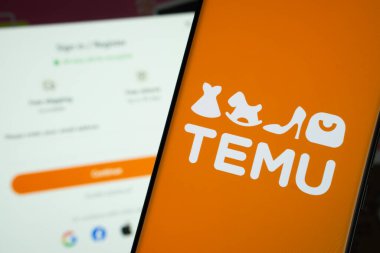 Dhaka, Bangladeş - 18 Mart 2025: Temu logosu bir akıllı telefon ekranında gösterilir, temu giriş sayfası arka planda bir bilgisayar ekranında görünür.