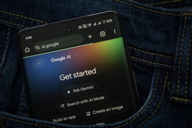 Dhaka, Bangladeş - 15 Haziran 2025: Google AI web arayüzünü gösteren bir akıllı telefon kot pantolon cebinden gözetliyor.