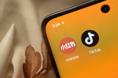 Dhaka, Bangladeş - 07 Mayıs 2025: Tiktok ve rednote uygulama simgesi akıllı telefondan görüldü.