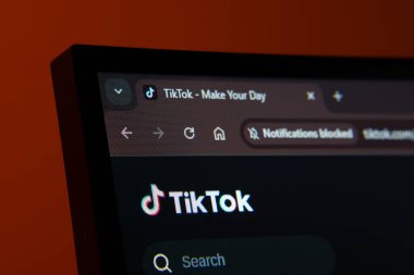 Dhaka, Bangladeş - 02 Haziran 2025: Tiktok web arayüzünü karanlık kipte gösteren bir bilgisayar ekranının yakın çekimi