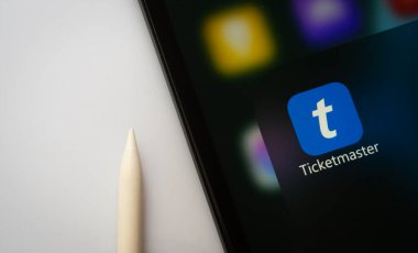 Dhaka, Bangladeş - 18 Mart 2025: Ticketmaster uygulamasını gösteren bir iPad ekranına yakın plan.