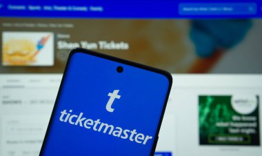 Dhaka, Bangladeş - 18 Mart 2025: Ticketmaster 'ın logosu akıllı telefon ekranında gösteriliyor ve Ticketmaster sitesi arka plandaki bilgisayar ekranında görülebiliyor.