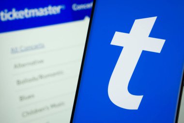 Dhaka, Bangladeş - 18 Mart 2025: Ticketmaster 'ın logosu akıllı telefon ekranında gösteriliyor ve Ticketmaster sitesi arka plandaki bilgisayar ekranında görülebiliyor.