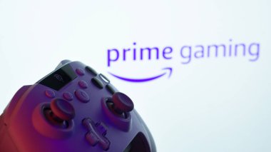 Dhaka, Bangladeş - 22 Haziran 2025: Arka planda Prime Gaming 'in göründüğü beyaz bir oyun sahasına yakın plan.