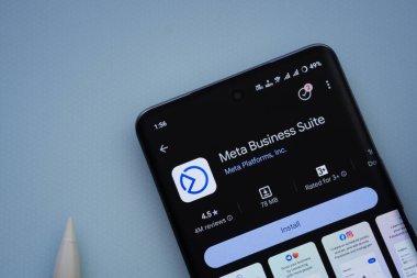 Dhaka, Bangladeş - 29 Mayıs 2025: Mavi yüzeyde, bir akıllı telefon Google Play Store içinde Meta Business Suite uygulamasını görüntüler.